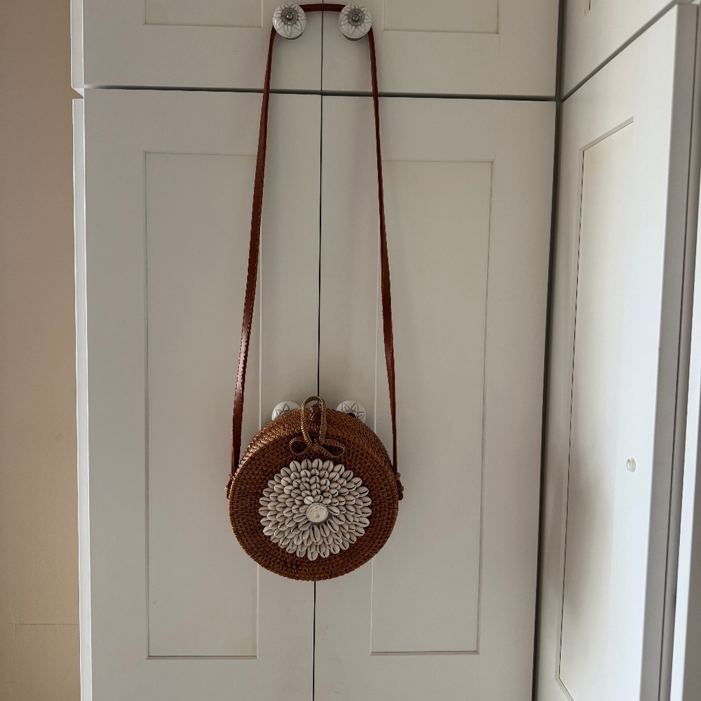 NWT ANTHROPOLOGIE WICKER/ RATTAN CIRCLE HANDBAG WITH SHELLS / LEATHER STRAP